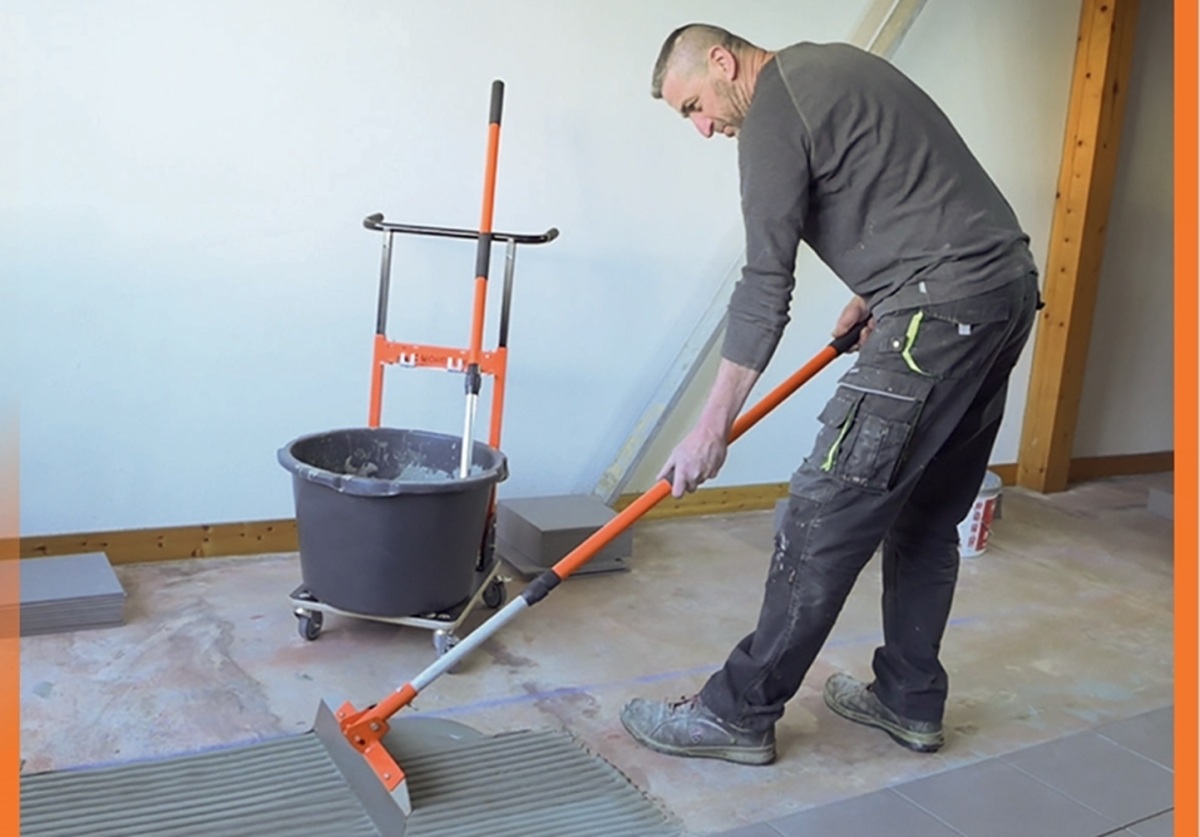 Mondelin offre aux carreleurs la possibilité de travailler debout. © Mondelin